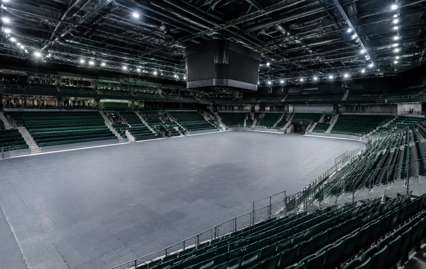 Arena med golv lagt över arenaytan
