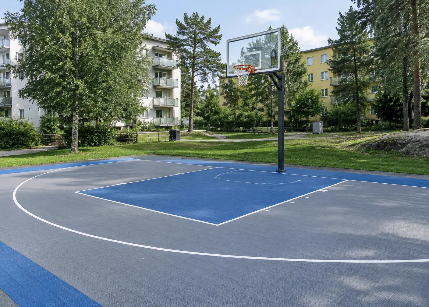 Utomhusplan för 3x3-basket med en korg