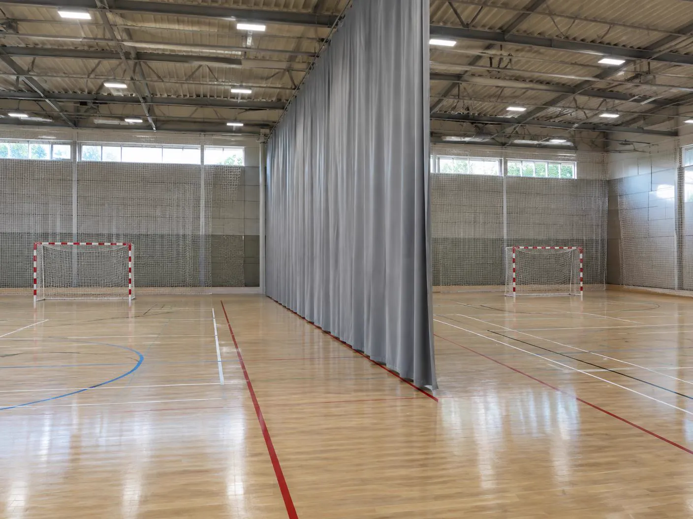Sporthall delad med avdelningsgardin
