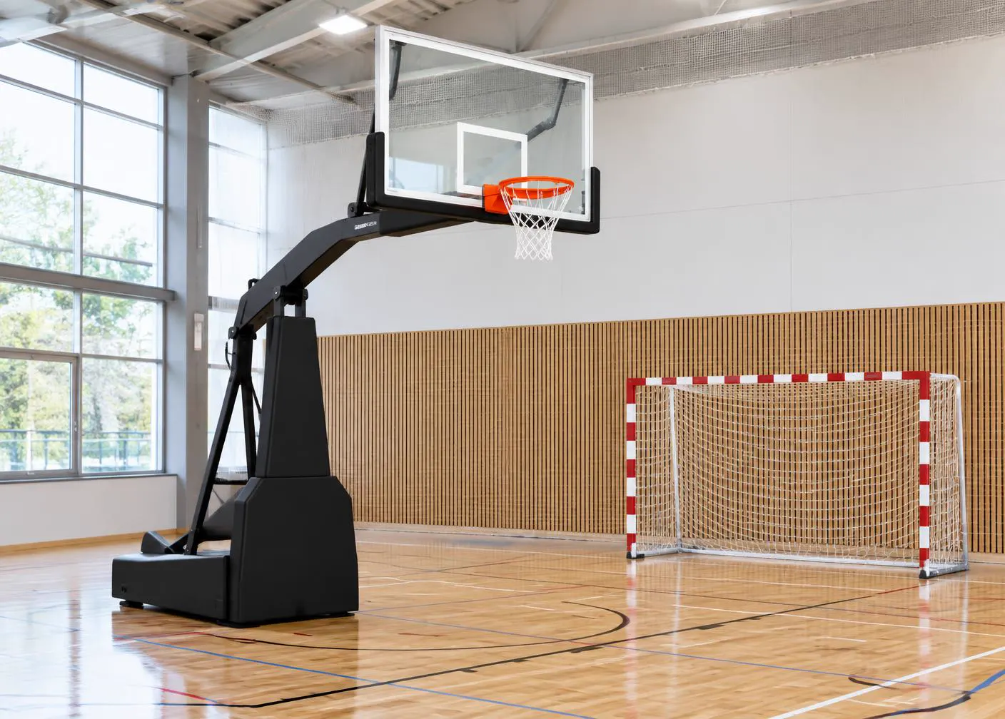 Basketkorg i idrottshall