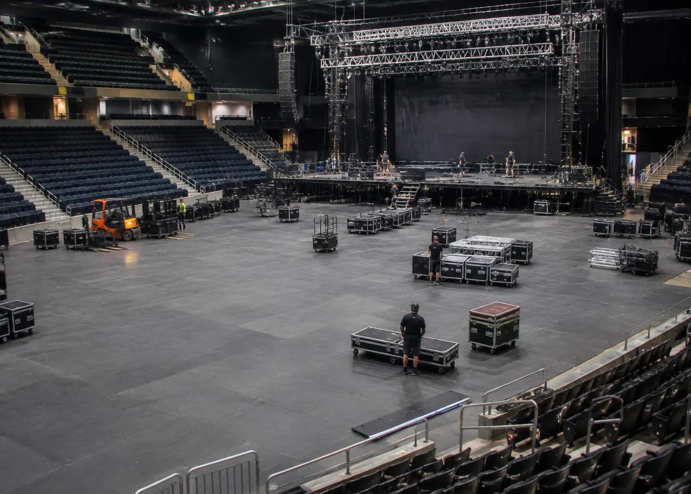 Arena med skyddsgolv inför konsert