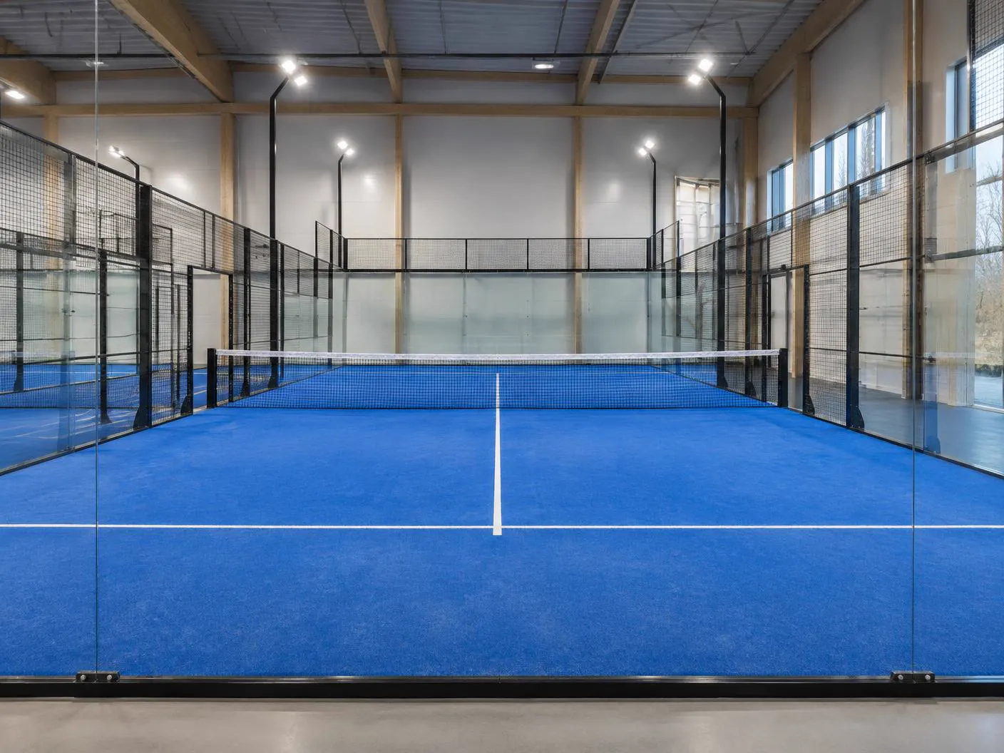 Inomhusbana för padel med glasväggar