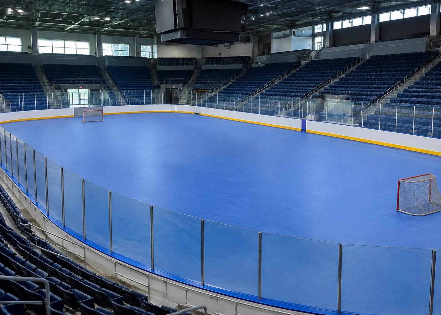 Ishall utan is med golv och inlinehockeymål