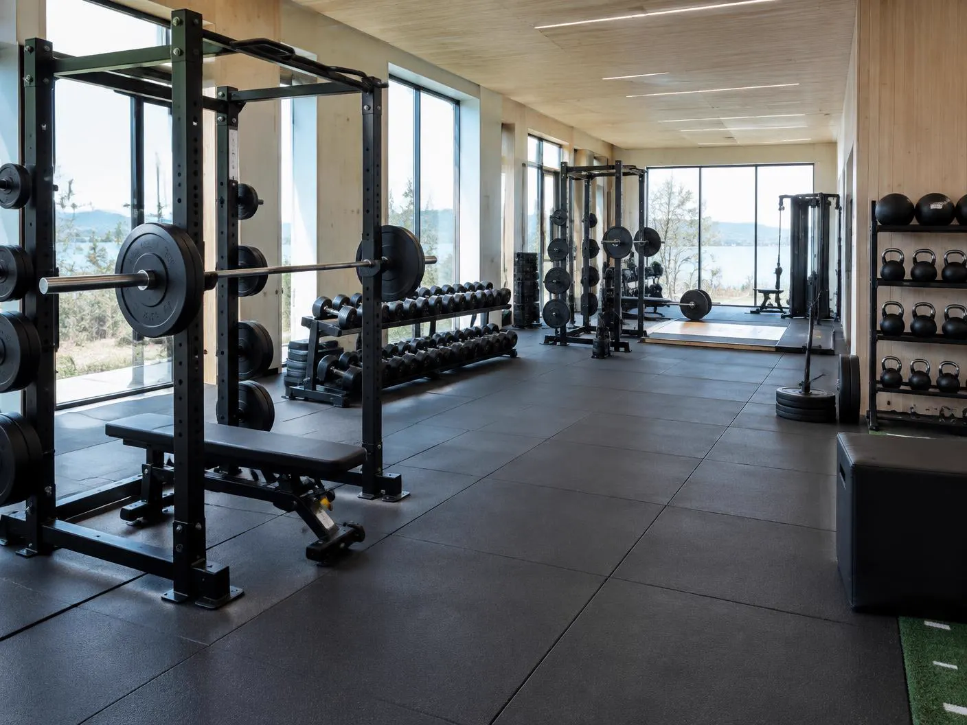 Gym med gummigolv för styrketräning