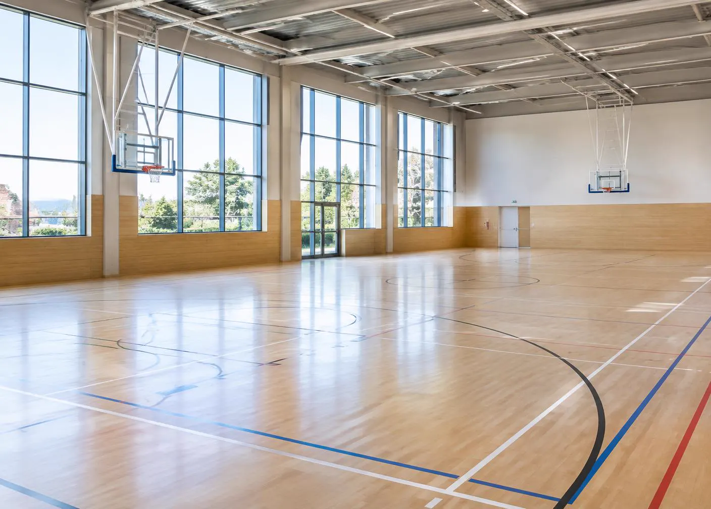 Ljus sporthall med sportgolv