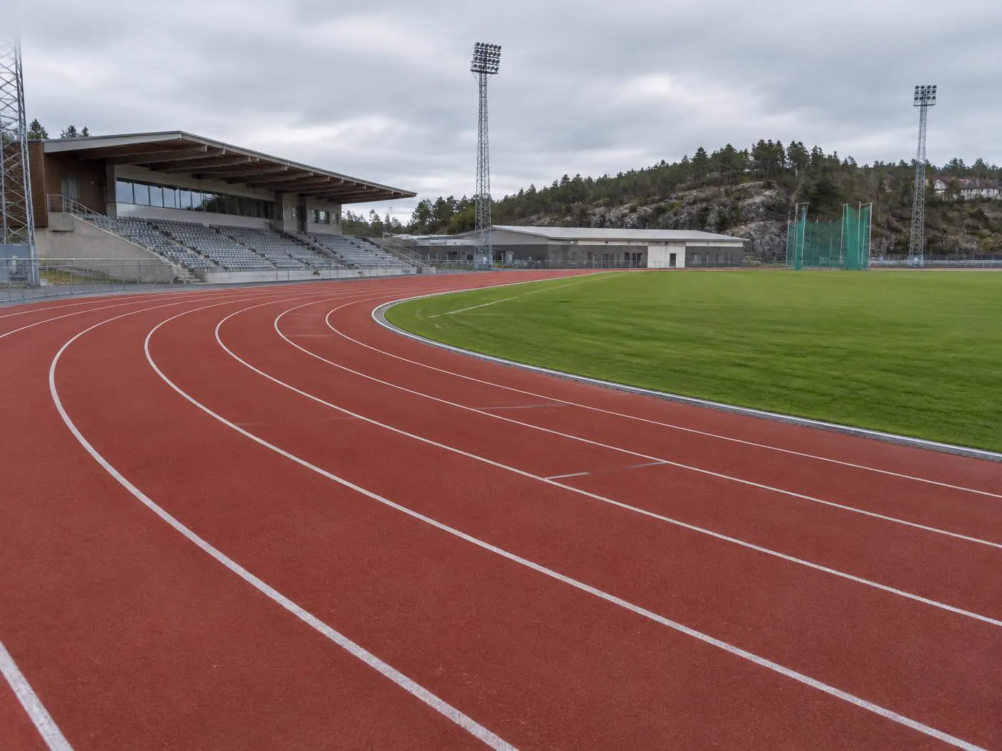 Löparbana runt en idrottsplats